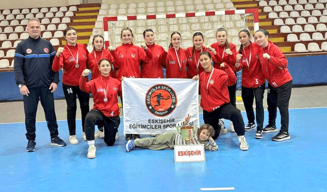 Eskişehir’deki liseden hentbolda Türkiye derecesi