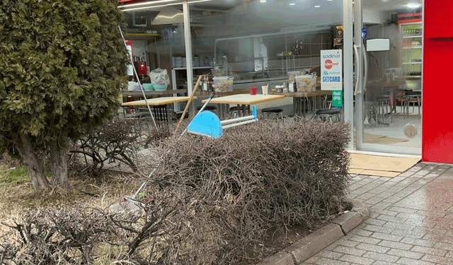 Eskişehir'deki yan bakma kavgasında biri ağır 2 kişi bıçaklanarak yaralandı