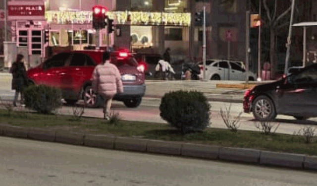 Hem kendi hayatlarını hem sürücülerin hayatını tehlikeye atıyorlar