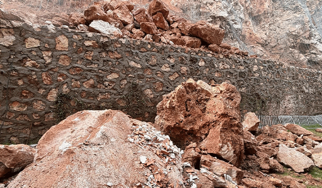 Isparta'da yuvarlanan kayaların tehdit ettiği bina tahliye edildi