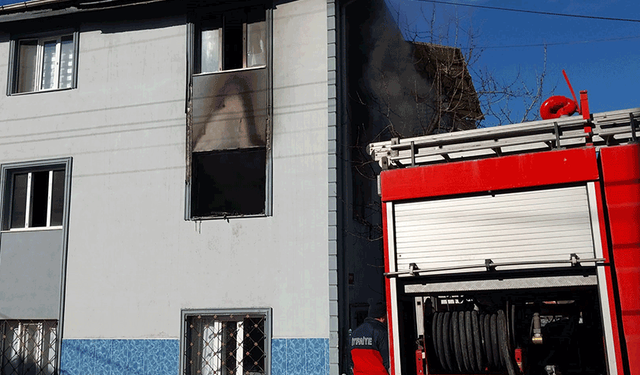 Kütahya'da 3 katlı binada çıkan yangın büyük hasara yol açtı