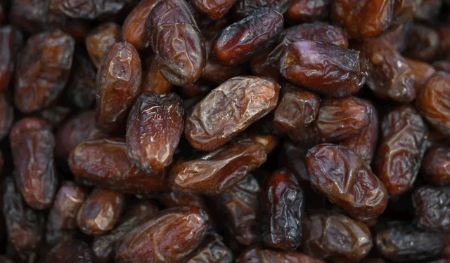 Ramazan sofralarının vazgeçilmezi hurmaya yoğun ilgi