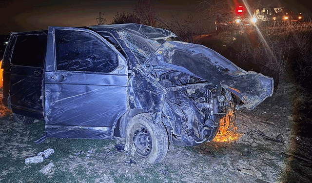 Afyon’da ağaca çarpan kamyonette 4 kişi yaralandı