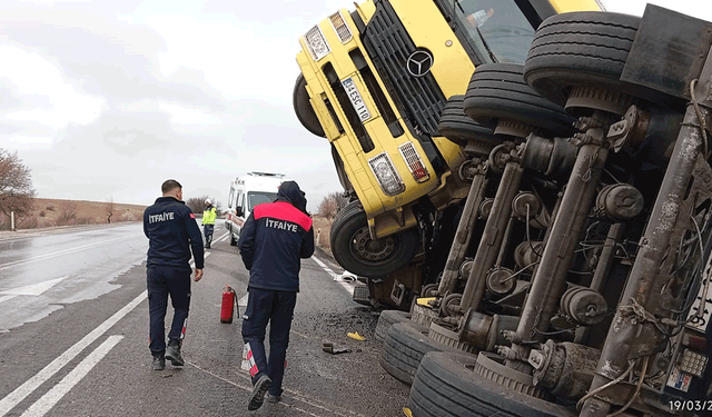 Afyon'da balık yemi yüklü tır kontrolden çıktı: 1 yarali
