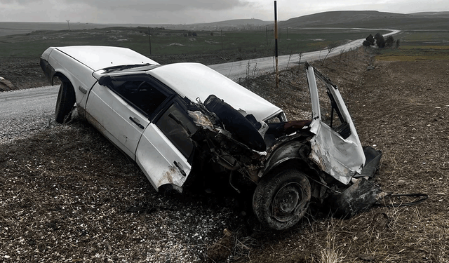 Afyon'da feci kaza: 2 otomobil çarpıştı, birisi ikiye bölündü