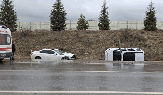 Afyon’da  otomobil ile hafif ticari araç çarpıştı: 6 yaralı