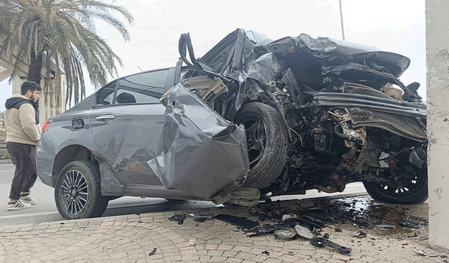 Antalya'da çarpışan iki araçtan biri üst geçidin ayaklarına çarptı: 1 ağır yaralı