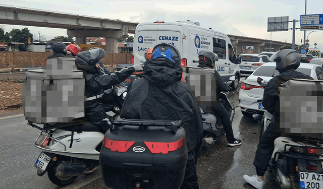 Antalya'da motokurye feci kazada hayatını kaybetti