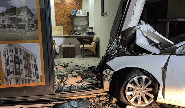 Antalya'da otomobil iş yerine girdi: 3 yaralı