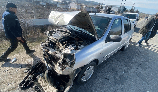 Bilecik’te kalas parçası kazaya yol açtı: 2 yaralı