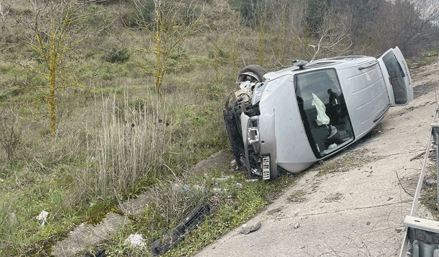 Bilecik'te otomobil şarampole devrildi: 2 yaralı
