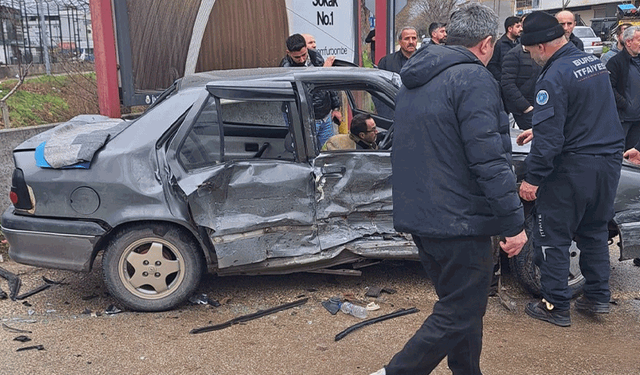 Bursa'da 2 aracın karıştığı kazada 4’ü çocuk 9 kişi yaralandı