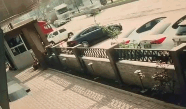 Bursa'da faciadan dönüldü: Tır otomobili metrelerce sürükledi