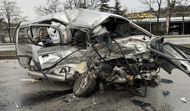 Çorum'da feci kaza: Otobüs ile minibüs çarpıştı! Yaralılar var