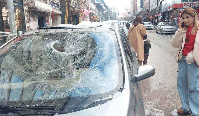 Erzurum'da çatıdan düşen kar ve buz kütleleri tehlike saçıyor