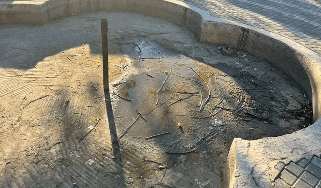 Eskişehir’de parktaki havuz çöplüğe döndü