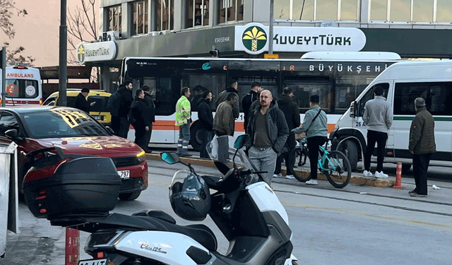 Eskişehir’de servis aracıyla çarpışan elektrikli bisiklet devrildi: 1 yaralı