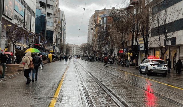Eskişehir’de yağış sonrası işlek caddeler boş kaldı