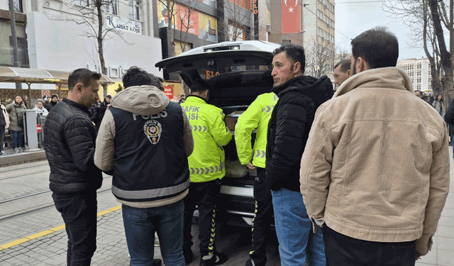 Eskişehir'de yürekleri ağza getiren kaza: Tramvay yaşlı adama çarptı