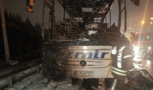 İstanbul Bağcılar TEM'de yolcu otobüsü alevlere teslim oldu