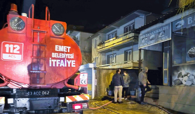 Kütahya'da fırın işletmesine ait depoda çıkan yangın paniğe neden oldu