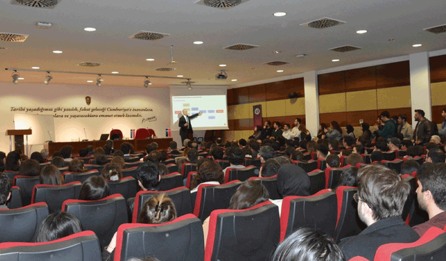 Merkez Bankası Başkan Yardımcısı Akçay Eskişehir’de öğrencilerle buluştu