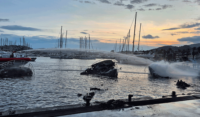 Muğla'da 7 motoryat yanarak battı