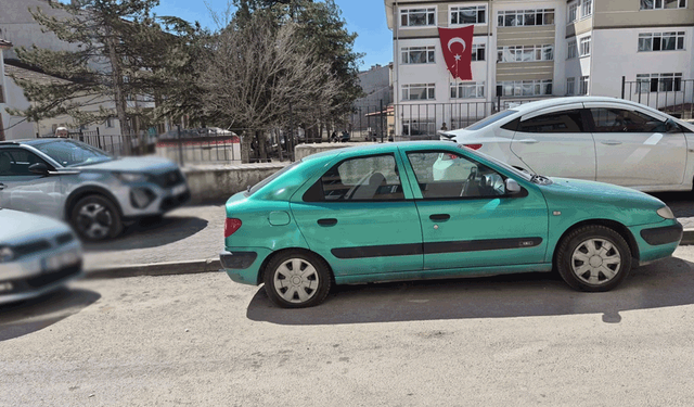 Odunpazarı’nda kaldırımlar otoparka döndü! Mahalleli tepkili