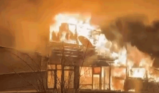 Sakarya'da tek katlı ahşap ev alevlere teslim oldu