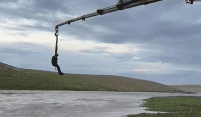 Şanlıurfa'da dere sularına kapılan traktör sürücüsü vinçle kurtarıldı