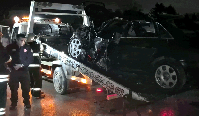 Tırın altına aldığı otomobil, oto kurtarma aracının üzerinde alev aldı