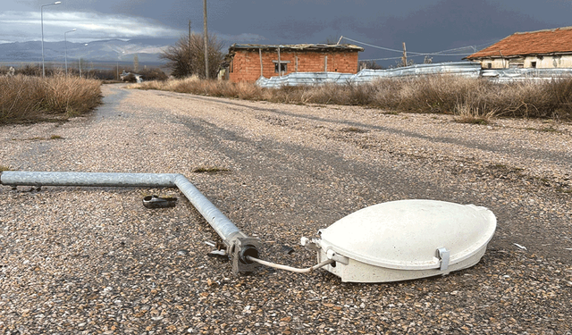 Afyonkarahisar’da faciadan dönüldü: Aydınlatma direği yola devrildi