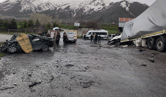 Bitlis'te tırla otomobil çarpıştı: 2 ölü, 1 yaralı