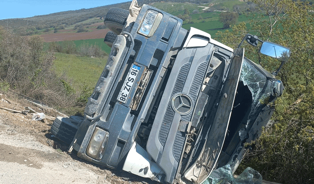 Bursa'da beton mikseri şarampole yuvarlandı