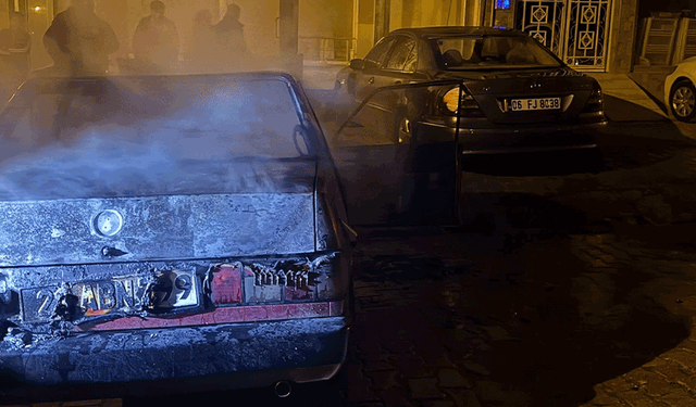 Elazığ'da otomobil alev alev yandı