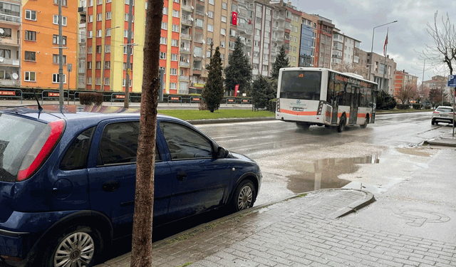 Eskişehir güne yağışlı havanın etkisiyle başladı