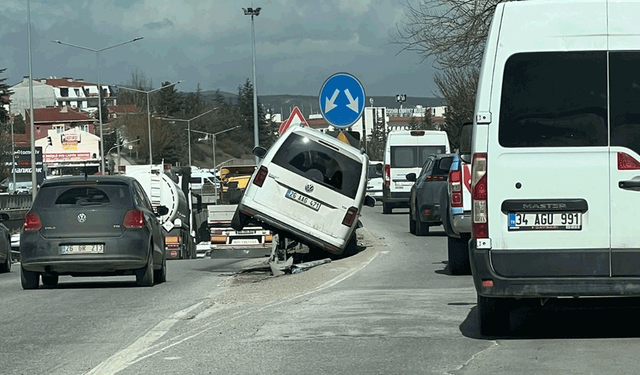 Eskişehir’de çevre yolunda kaza: Araç bariyerlerde asılı kaldı