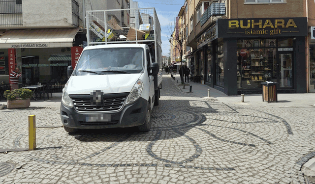 Eskişehir’de dar sokakta hatalı park trafiği olumsuz etkiledi