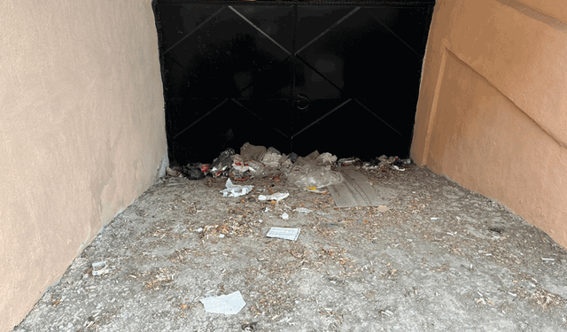 Eskişehir’de kullanılmayan garajın önü çöplüğe döndü