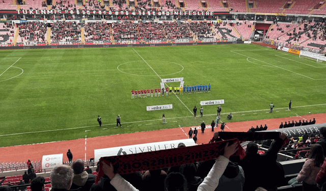 Eskişehir’de maç öncesi hayatını kaybedenler için saygı duruşu