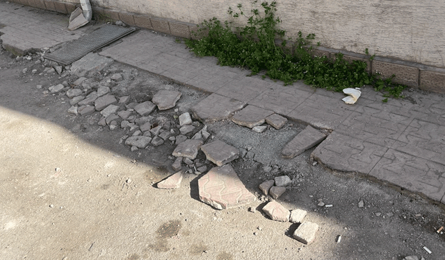 Eskişehir’de park eden araçlar kaldırımı çökertti