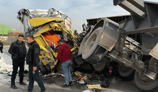 Hatay'da 2 tır çarpıştı: Devrilen konteyner araçları hurdaya çevirdi