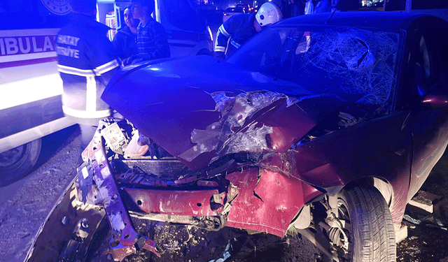 Hatay'da ağaca çarpan otomobil hurdaya döndü: 3 yaralı