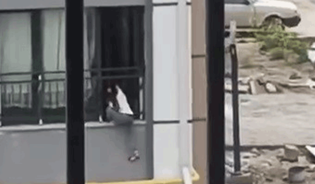 Hatay'da camdan çıkarak korkulukta gezinen çocuk, yürekleri ağza getirdi