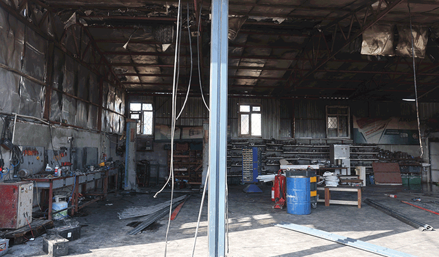 Hatay'da korkutan yangında, iş yeri ve kamyonet zarar gördü