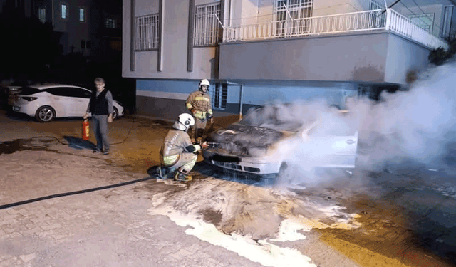 Hatay'da otomobilin motoru alevlere teslim oldu