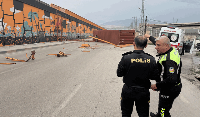 Hatay'da şiddetli fırtına tırda taşınan konteyneri uçurdu