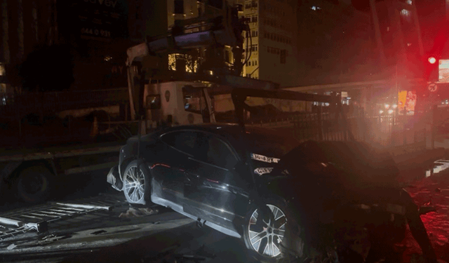 İstanbul'da lüks otomobil kaza yaptı: 3 yaralı