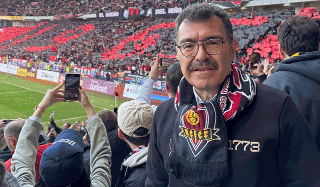 İTÜ rektörü EsEs maçını statta taraftarlar arasında izledi