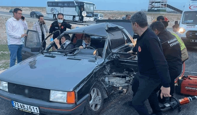 Karaman'da araçta sıkışan karı kocayı itfaiye kurtardı